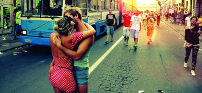 قبلة تعطل حركة المرور!