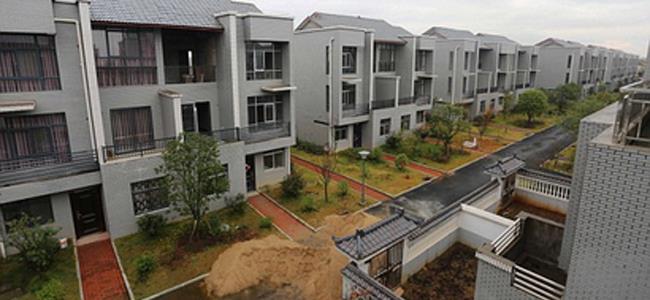 مليونير يهدم الأكواخ ويقدم لأصحابها فِللاً