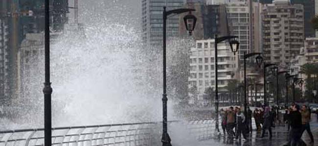 بالفيديو والصور.. الأمواج تجتاح الطريق البحرية في عين المريسة