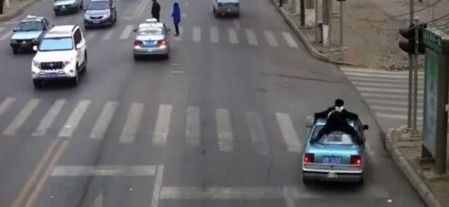 بالفيديو شرطي يتحدى سائق سيارة 