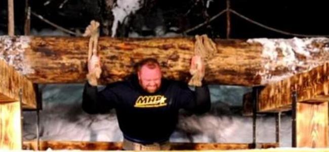 بالصورة: رجل يرفع شجرة وزنها 635 كيلوغراما