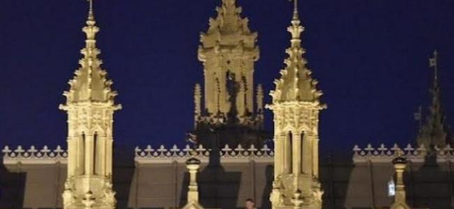 اخترق حواجز الأمن ووقف على سطح البرلمان 8 ساعات