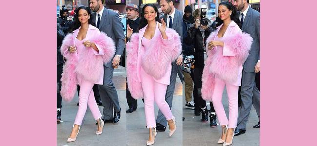 بالصورة: ريهانا تفيض أنوثة وسحرًا بالوردي