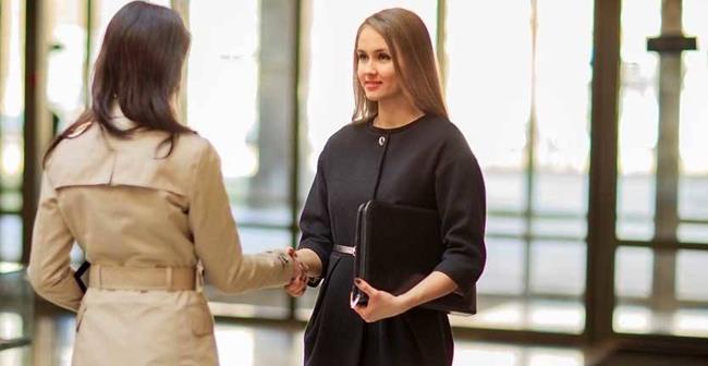 بحثت عن والدتها الحقيقية فاكتشفت أنها زميلتها في العمل 