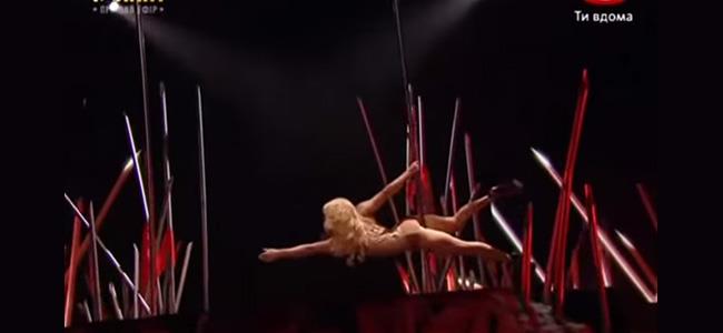  بالفيديو: راقصة تعري تدهش العالم في برنامج للهواة