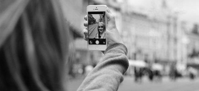 دراسة: الفتيات الشابات يقضين 5 ساعات أسبوعيا في التقاط صور 