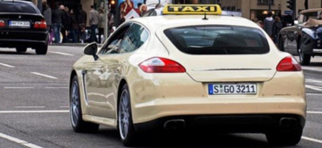  رجل ألماني أراد الهروب من دفع الأجرة فنسي حافظة نقوده في التاكسي 