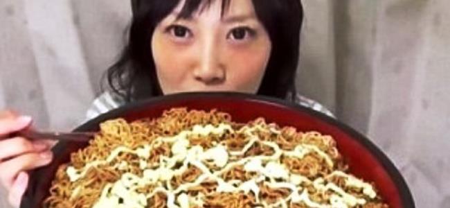  بالفيديو.. إمرأة يابانية تأكل 4 كيلو 