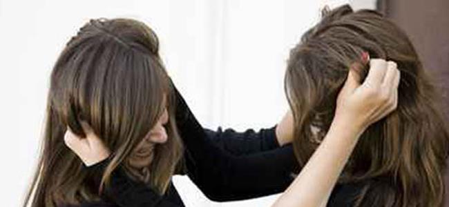 بالفيديو: عراك بين امرأتين في الشارع