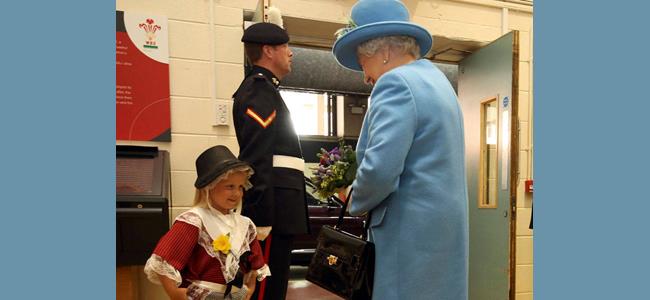 صفعة لطفلة مقابل وردة لملكة بريطانيا
