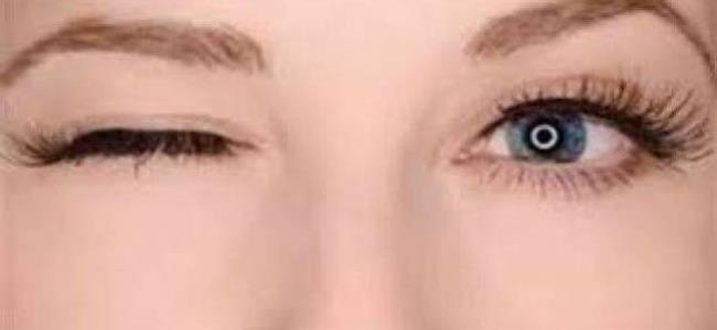 ما أسباب رفة العين أو رعشة العين؟