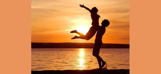 لهذه الأسباب تُغرم بمن يصغرها سناً