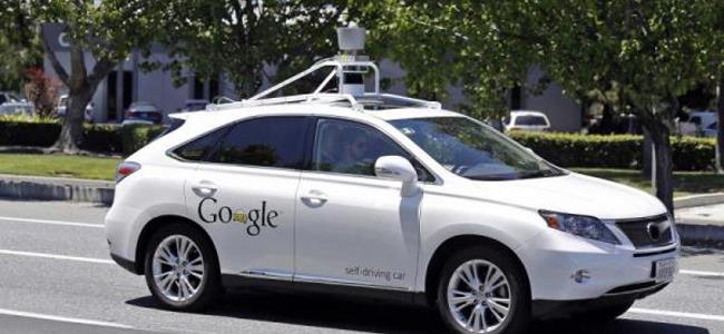 سيارة غوغل تصطدم بسيارة منافسة خلال تجربتهما 