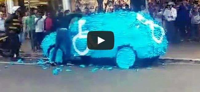  بالفيديو: عاقبه المارة... لأنه ركن سيارته بمكان ذوي الاحتياجات الخاصة!