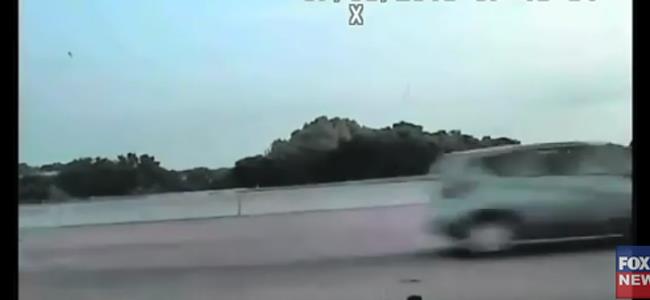 بالفيديو: شرطي يوقف سيارة لمخالفة السائقة فينقذ حياتها