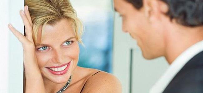 للرجال... هذا ما تقوم به النساء المعجبات بكم!