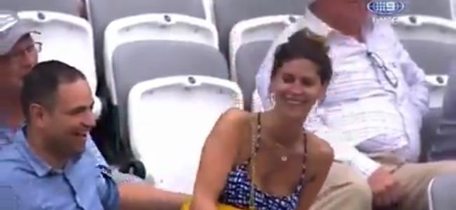 إمرأة تتعرض لموقف محرج أمام آلاف الجماهير !! (فيديو)