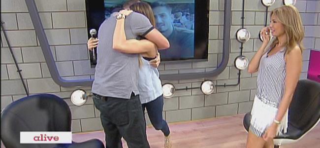 بالفيديو: مذيع الـ Mtvطلب يد حبيبته على الهواء