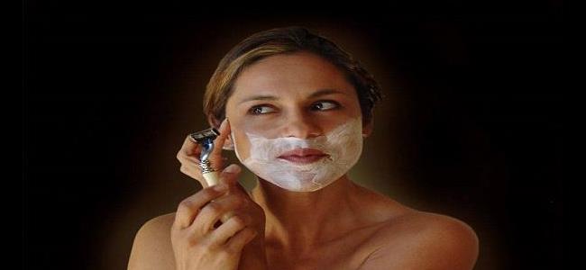 حلاقة وجه النساء... أحدث صيحات عالم الجمال