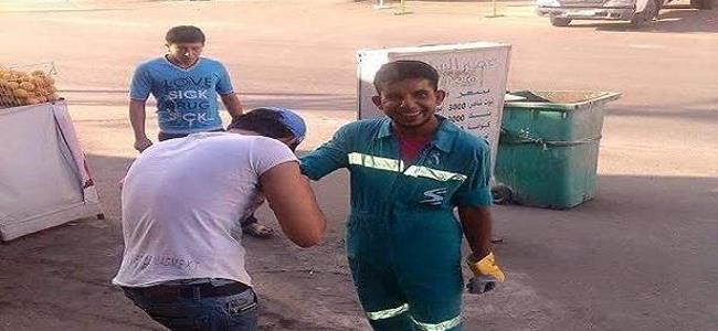 مواطن يقبل يد عامل 