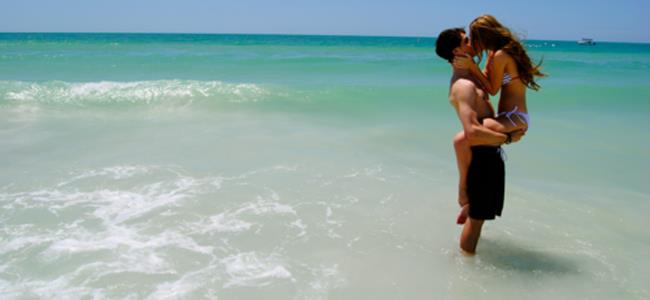 هذا ما يلفت نظر الرّجال والنّساء على الشّاطئ!