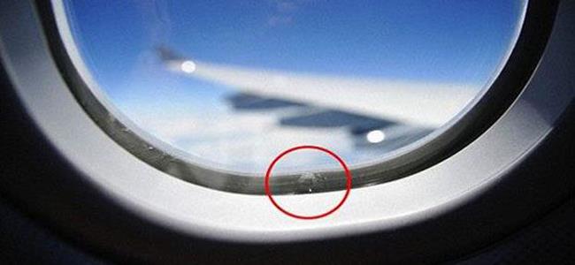  ما اهمية الثقب اسفل نافذة الطائرة؟
