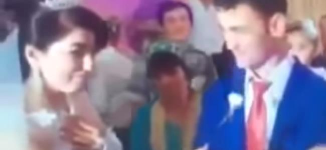 بالفيديو: ضرب عروسه في حفل زفافهما