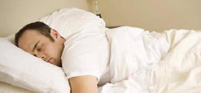  النوم على الظهر أو البطن يقي من الالزهايمر 