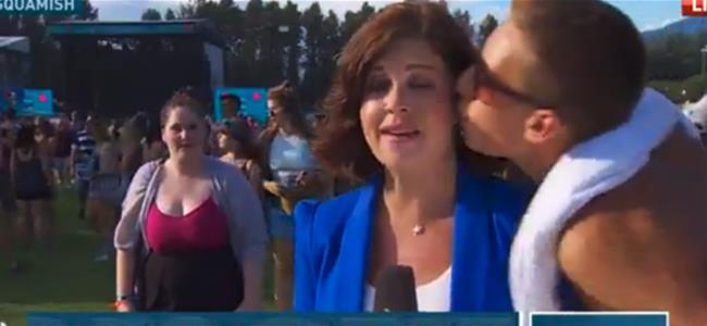  بالفيديو: سرق قبلة منها مباشرة على الهواء