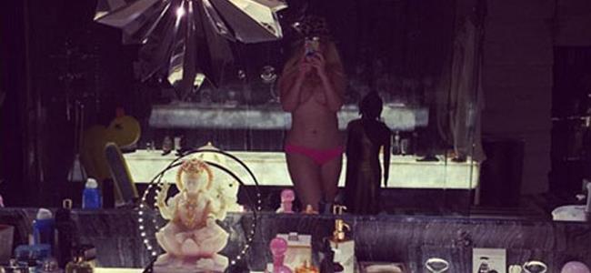 بالصورة: كريستينا اغيليرا شبه عارية في الحمام