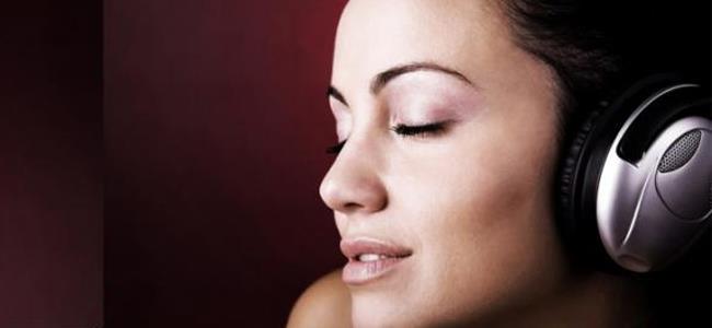  سماع الموسيقى يخفف الآلام 