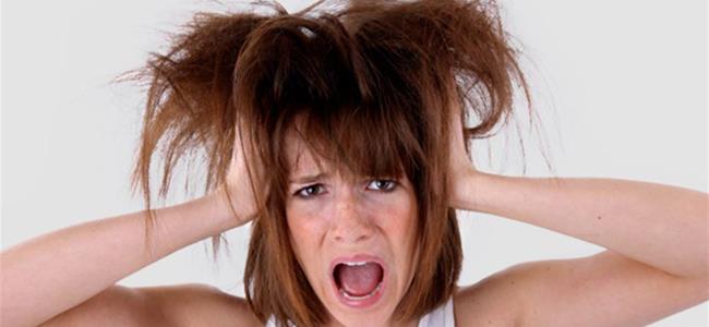  بالفيديو: لم تعجبها تسريحتها فدمّرت الصّالون!