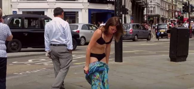  بالفيديو: وقفت عارية ومعصوبة العينين في الشارع... فماذا فعل المارة؟‏