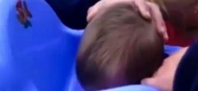  بالفيديو: استدعت رجال الاطفاء لإنقاذ طفلها من حادثة غريبة