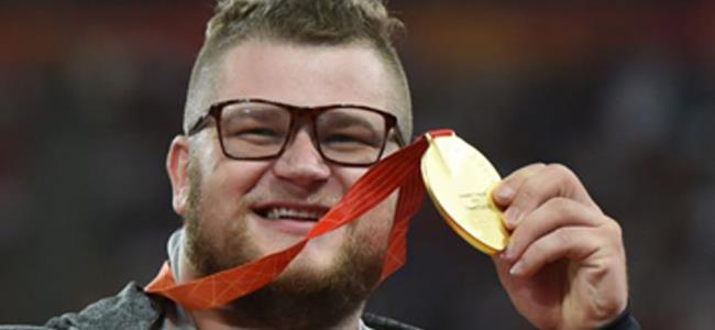 ساعات بعد فوزه.. بطل عالمي يدفع ميداليته عوض أجرة تاكسي