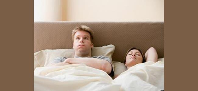 دراسة تؤكد أن النوم بجوار زوجتك يصيبك بالغباء 