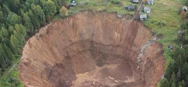 حفرة عملاقة تبتلع المنازل