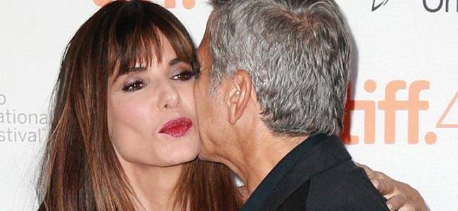 بغياب زوجته أمل.. جورج كلوني يتبادل القبلات مع ساندرا بولوك