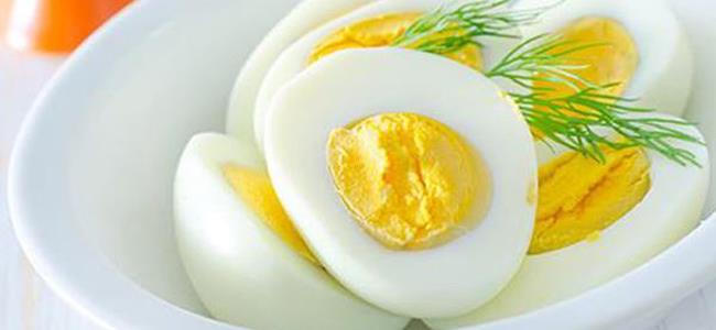  عالم أسترالي يخترع طريقة لإعادة البيضة نيئة بعد سلقها 