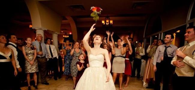 لماذا ترمي العروس باقة الورد؟ 