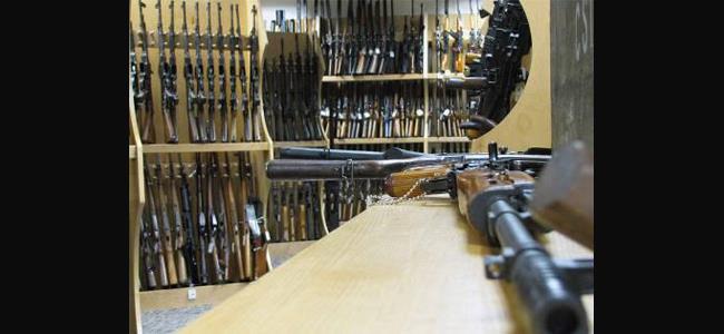 امرأة تحتفظ بمخزن أسلحة في منزلها