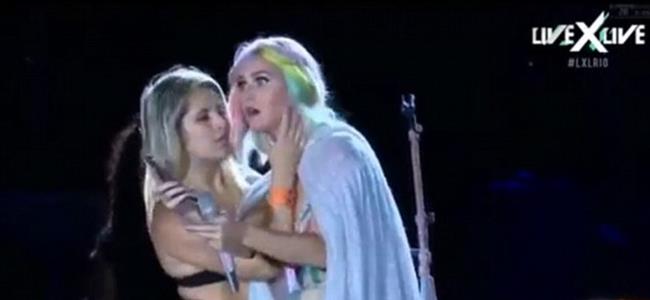 بالفيديو: معجبة تتخطى الحدود وتتحرّش بكايتي بيري على المسرح