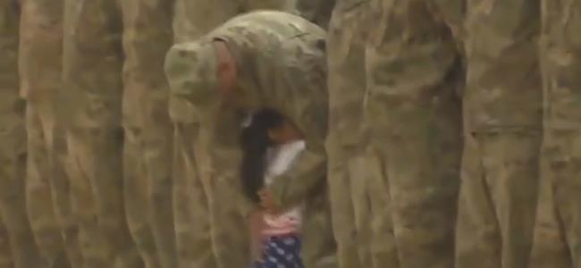 بالفيديو: طفلة تخرق عرضاً عسكريّاً
