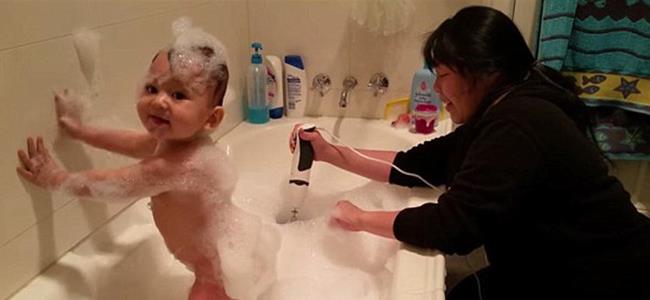فيديو لطفل يرقص أثناء الاستحمام يُغضب رواد يوتيوب