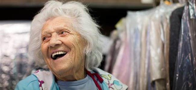  تبلغ مئة عام وتعمل 11 ساعة يوميا 