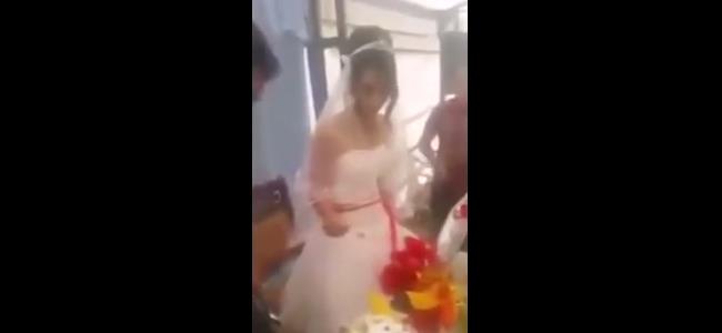 شاهد بالفيديو.. عريس يضرب عروسه أمام المدعوين بسبب قطعة 