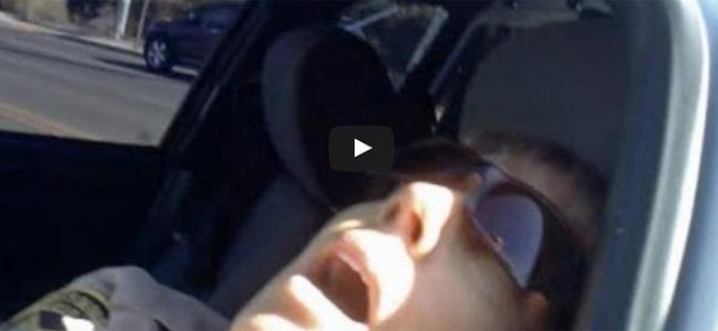  بالفيديو - شاب يتعلق بسيارة من الخلف لتجره في الشوارع 
