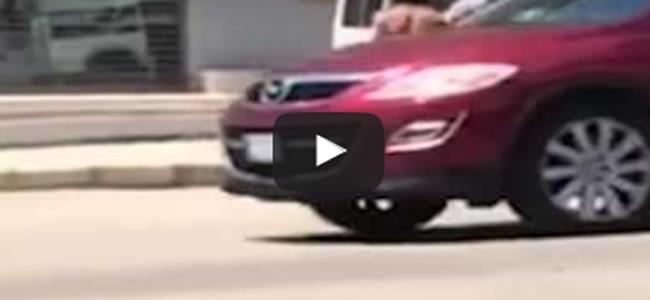 بالفيديو رجل يتجوّل عارياً في بئر حسن! 