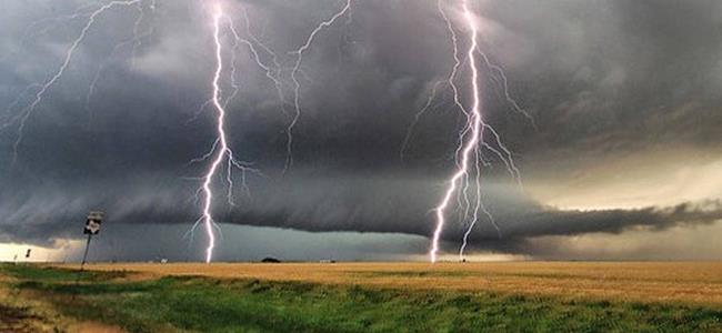  اعصار نادر يهدد دولتين عربيتين بأضرار وانهيارات