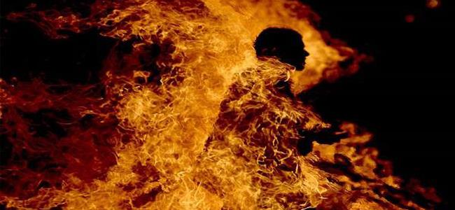 رفضت الزواج منه... فأضرم النار بها